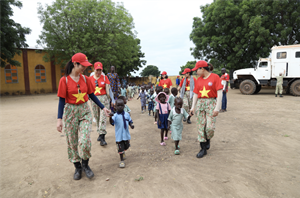 Lực lượng Gìn giữ hòa bình Việt Nam hỗ trợ trẻ em khu vực Abyei (17/09/2023)